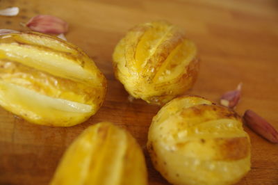 Pieczone młode ziemniaki z masłem czosnkowym