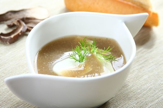 Szybka zupa grzybowa z łazankami
