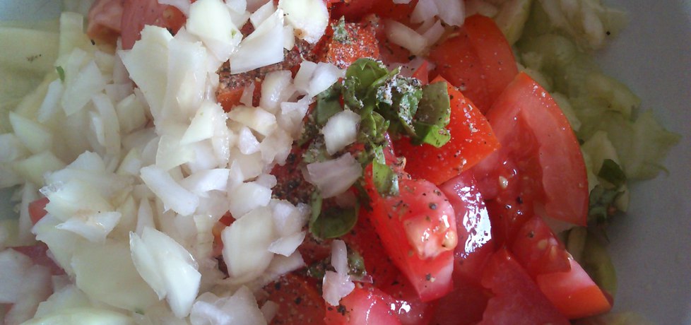 Sałatka z ogórkiem, cebulą i pomidorami (autor: kj)