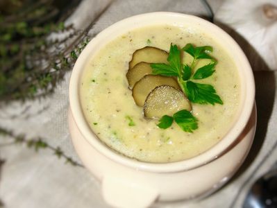 Zupa z białych warzyw z ogórkiem kiszonym