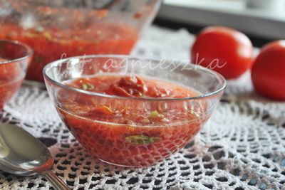 Włoska zupa: świeże pomidory z melonem i szynką parmeńską ...