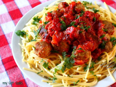 Zakochane pomidorowe spaghetti z klopsikami