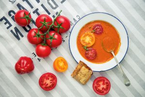 Zupa pomidorowo-pomarańczowa z serowymi grzankami
