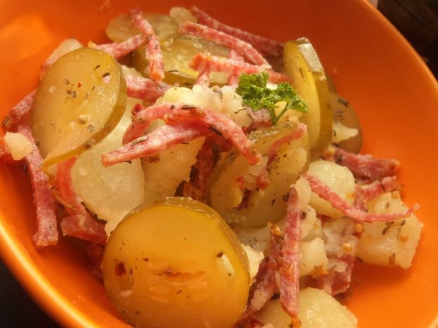 Przepis  sałatka z salami , ogórka i ziemniaków przepis