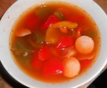 Zupa z papryką kolorową pomidorami i parówkami