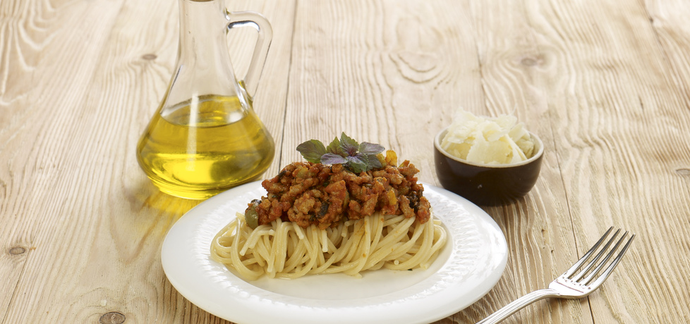 Spaghetti z mięsem mielonym, selerem naciowym i oliwkami (autor ...