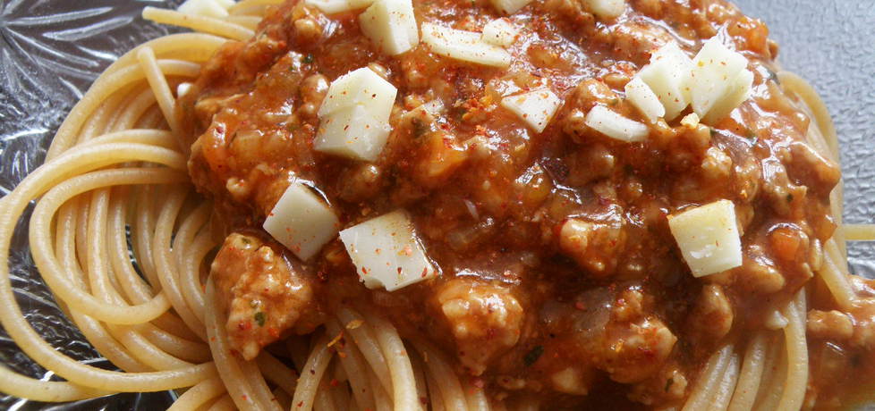 Spaghetti razowe w sosie paprykowym z indykiem
