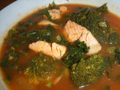 Zupa rybna z jarmużem i brokułem