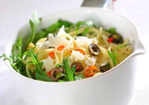 Spaghetti z oliwkami i rukolą  prosty przepis i składniki