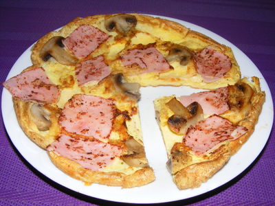 Omlet a'la pizza z serem, szynką i pieczarkami