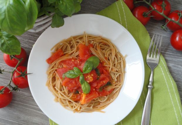Przepis  sos ze świażych pomidorów z bazylią przepis