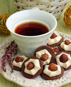 Kakaowe ciasteczka z bezą i orzeszkiem