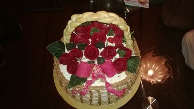 Tort kosz z różami