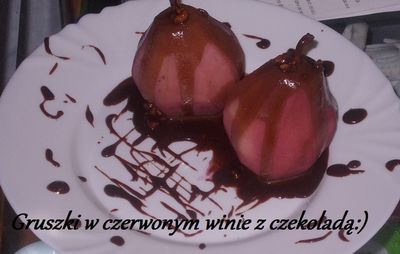 Gruszki w czerwonym winie polane czekoladą