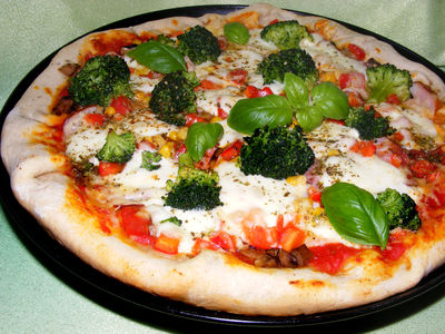 Pizza kolorowa z boczkiem,szynką, pieczarkami, kukurydzą i brokułem