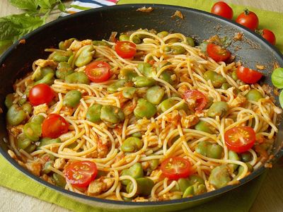 Kukurydziane spaghetti w sosie pomidorowym z bobem ...
