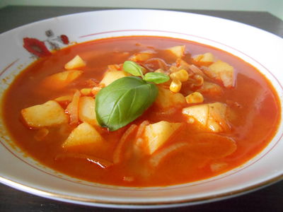 Paprykowa zupa cebulowa z kukurydzą