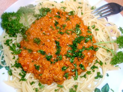 Makaron spaghetti z czerwoną soczewicą