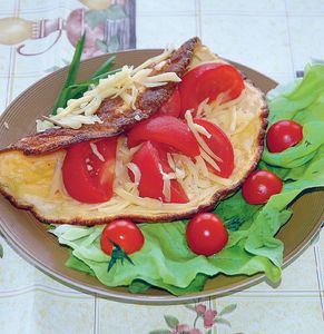 Omlet z serem i pomidorami