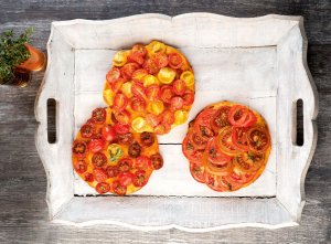 Małe pizze z pomidorkami koktajlowymi
