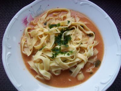 Pomidorowa zupa zabielana śmietaną