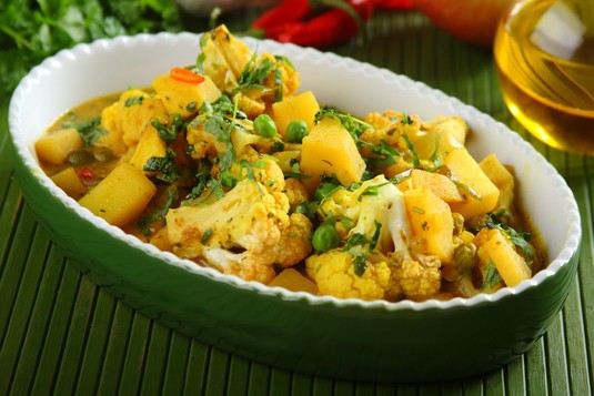 Curry wegetariańskie z ziemniakami i kalafiorem