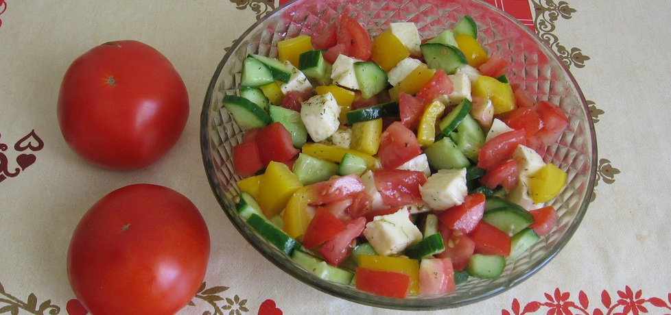 Sałatka na grilla z pomidorem, ogórkiem, papryką i mozarellą (autor ...
