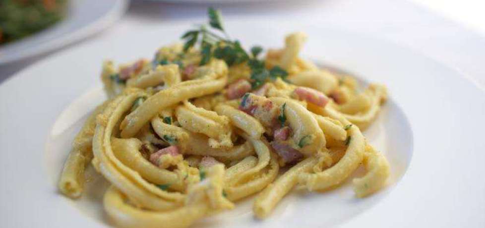 Makaron spaccatelli z klasycznym sosem z jajka i parmezanu ...
