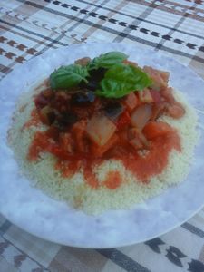 Kuskus z warzywami w sosie pomidorowym