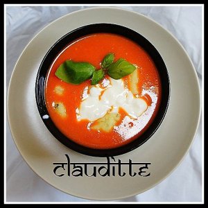 Pomidorowa zupa krem z kopytkami faszerowanymi bazylią