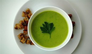Zupa z zielonego groszku i kremowego serka