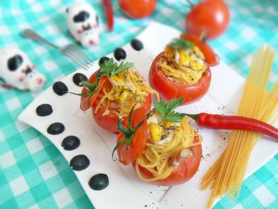 Makaronowa niespodzianka w pomidorze