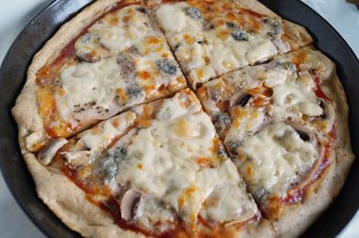 Pizza capriciosa z gorgonzolą