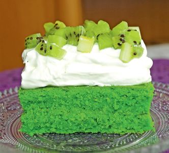 Zielone ciasto z masą i kiwi