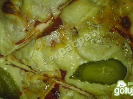 Przepis  pizza oliwowa z salami i ogórkiem przepis