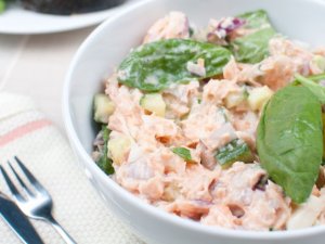 Sałatka majonezowa z łososiem  prosty przepis i składniki