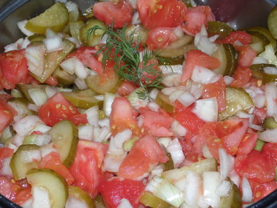 Letnia sałatka z pomidorów, cebuli i ogórków kiszonych ...