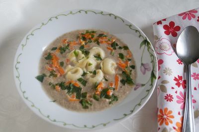 Kremowa pieczarkowa z tortellini