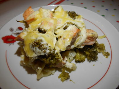 Zapiekanka makaronowa z łososiem i brokułami