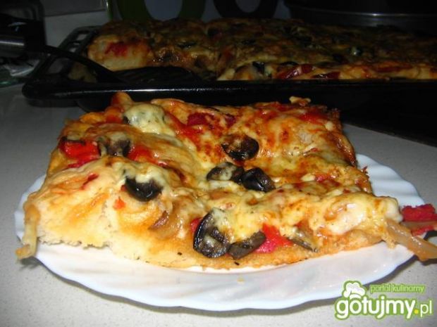 Przepis  pizza z grilowanymi warzywami i salami przepis