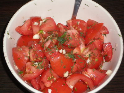 Sałatka pomidorowa z czosnkiem i koperkiem
