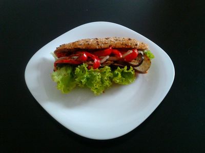 Sycąca kanapka z grillowanymi warzywami