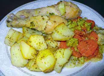 Kurczak z warzywami i pieczonymi ziemniakami