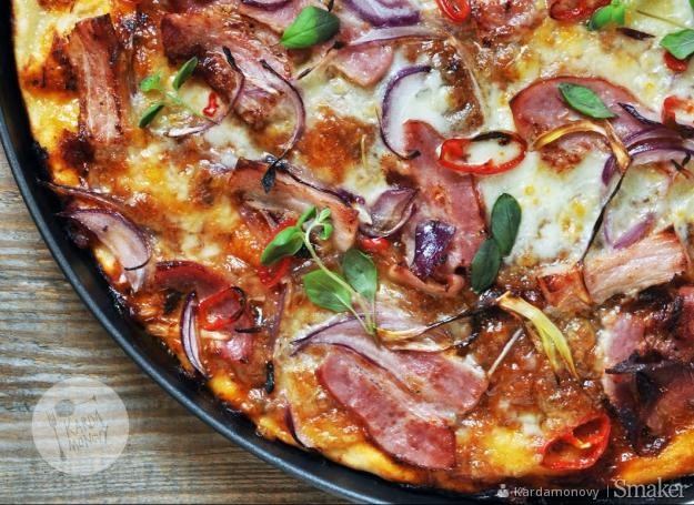 Pizza z boczkiem na sosie pomidorowo