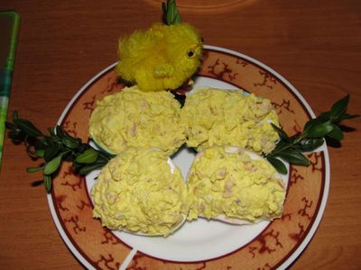 Jajka z szynką i żółtym serem
