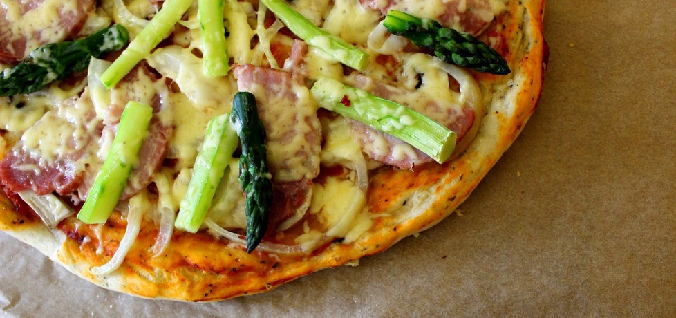 Pizza z zielonymi szparagami (autor: pyszota)