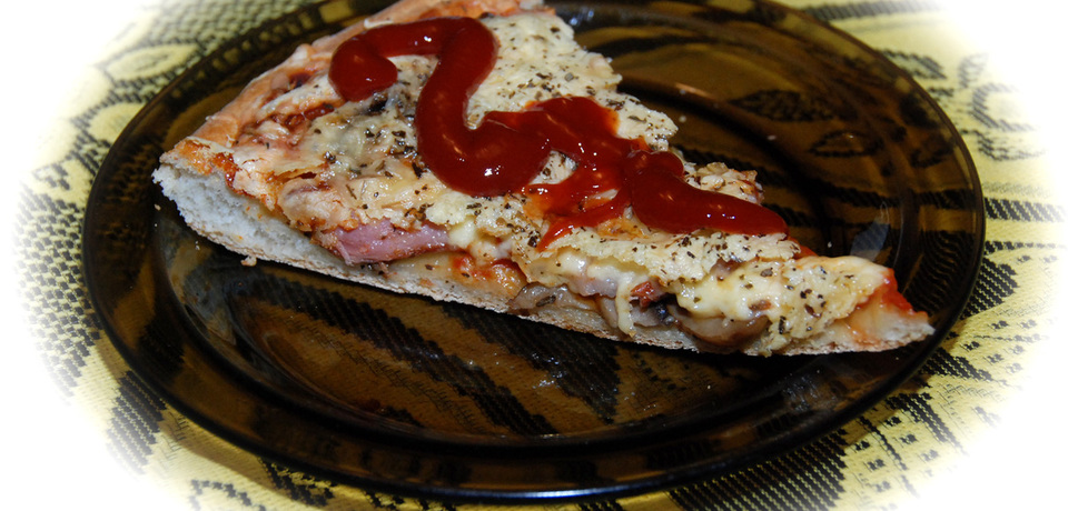 Pizza z wędzonym boczkiem (autor: fotoviderek)