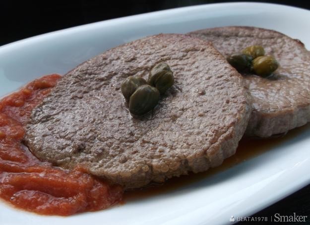 Stek wołowy z sosem pomidorowo- kaparowym