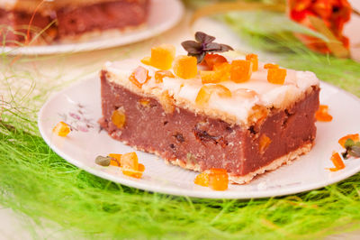 Kakaowe ciasto z kaszy manny z rodzynkami i skórką pomarańczową