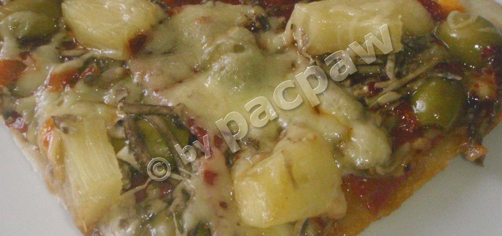 Pizza z oliwkami, pepperoni i ananasem (autor: pacpaw ...